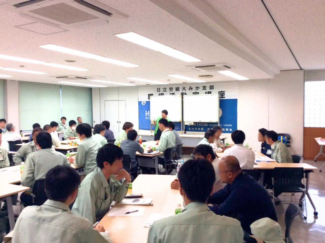企業・団体で参加者が学ぶ研修の様子