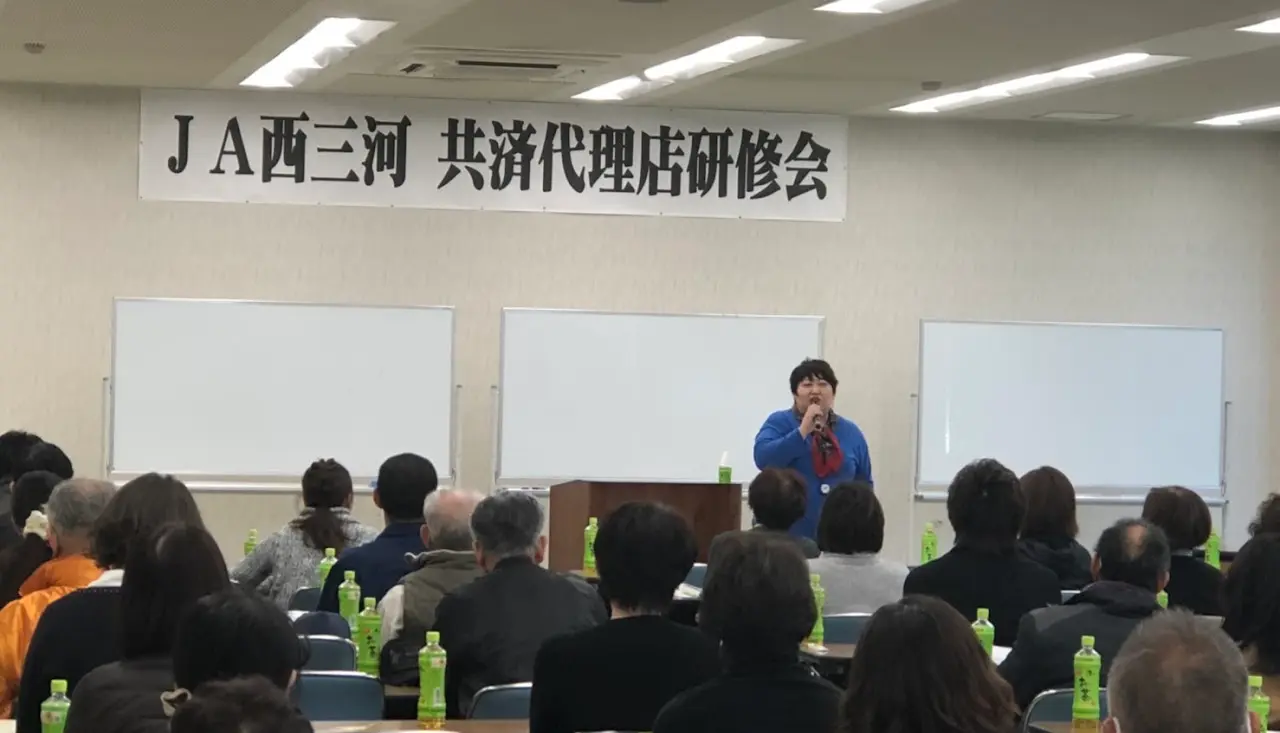 企業・団体の研修会場で講演する羽林由鶴