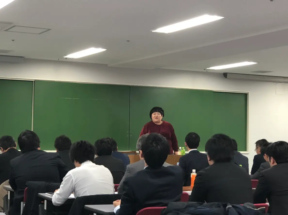 企業・団体向け研修で講演する羽林由鶴