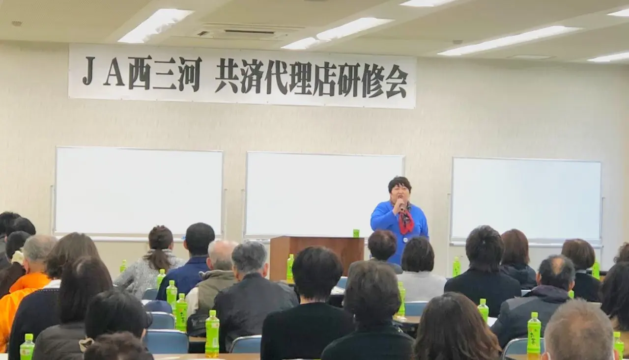 JA西三河の会場で参加者に向けて講演する様子