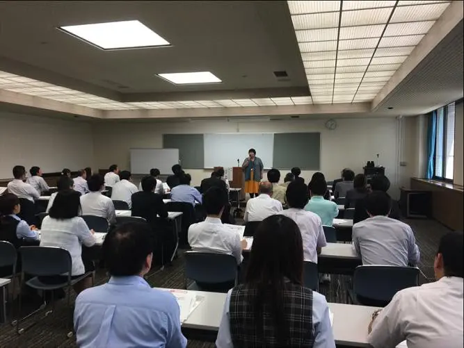 企業研修で講演する羽林由鶴