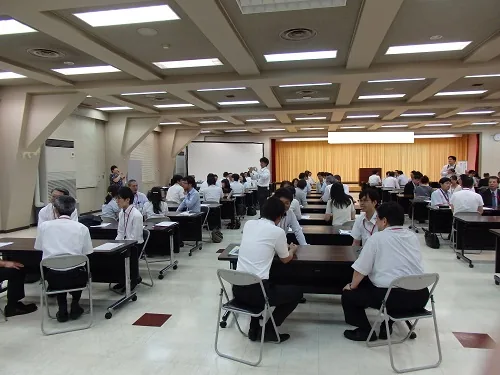 参加者がグループで参加する研修の様子