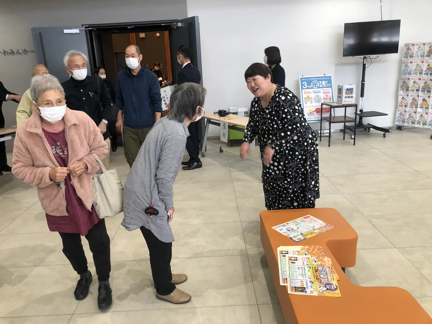 研修会場で参加者と対話する羽林由鶴