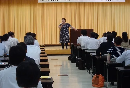 企業・団体の研修会場で講演する羽林由鶴