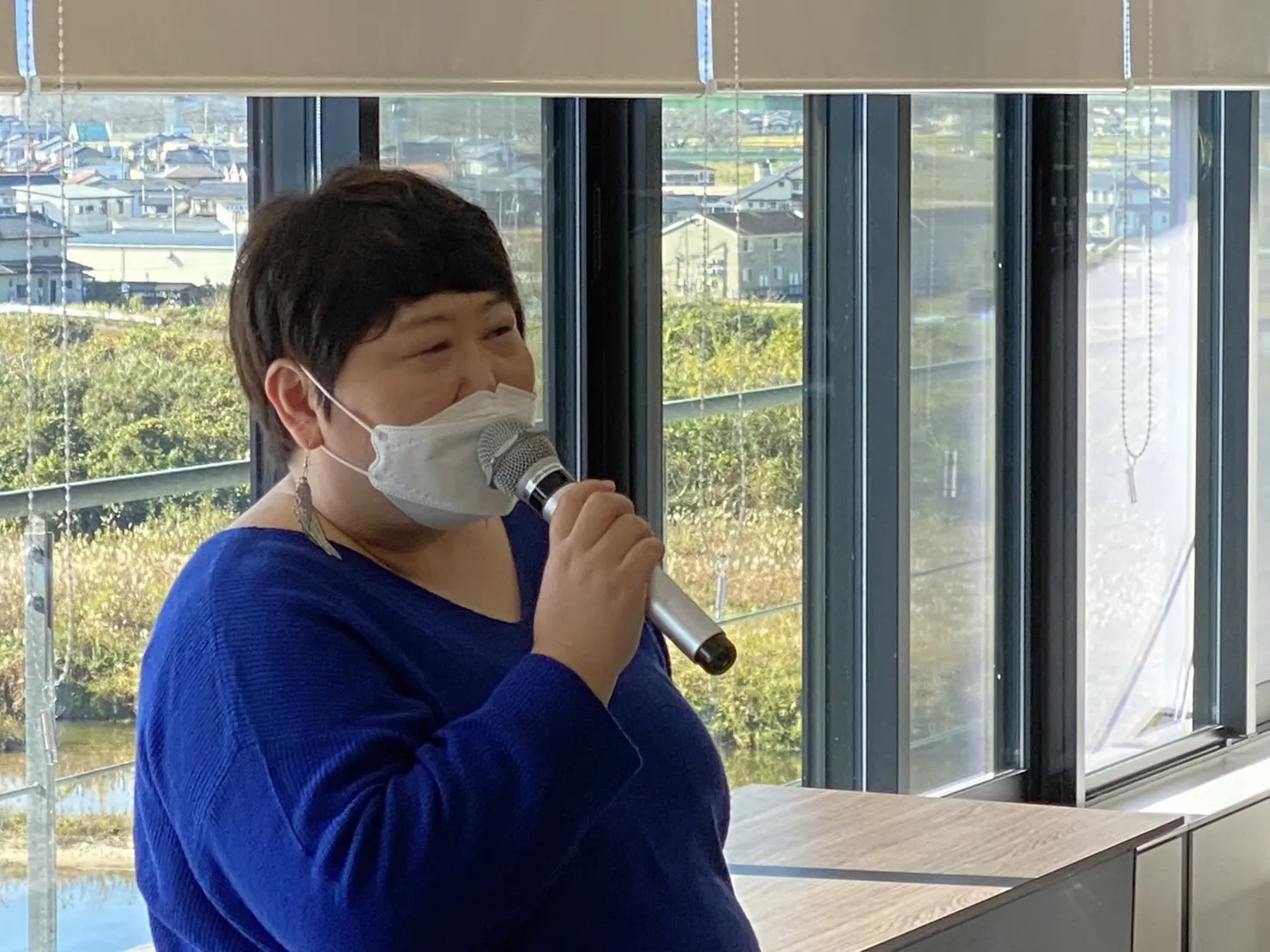 研修会場で参加者と対話する羽林由鶴